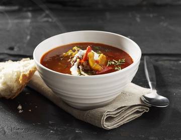 Paprika-Elch-Eintopf mit Sauerrahmdip Paprika-Elch-Eintopf mit Sauerrahmdip