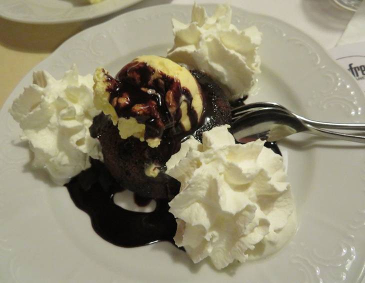 Schoko-Nuss-Kuchen mit Schlagobers und Schokosauce Schoko-Nuss-Kuchen mit Schlagobers und Schokosauce