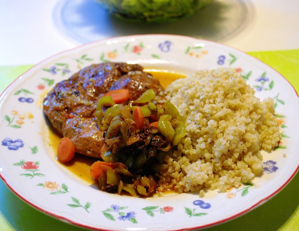 Schweinskotelett mit Gemüse und Bulgur Schweinskotelett mit Gemüse und Bulgur