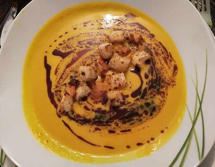 Kürbiscremesuppe mit Croutons Kürbiscremesuppe mit Croutons