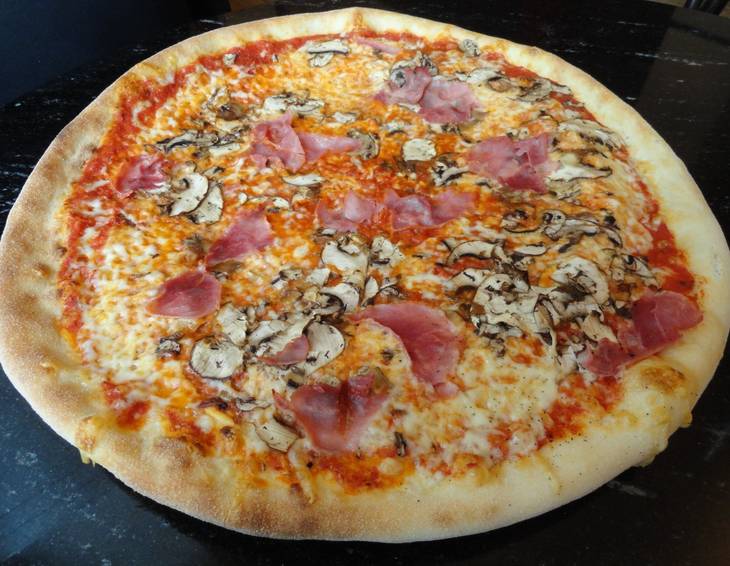 Pizza mit Schinken und Champignons Pizza mit Schinken und Champignons