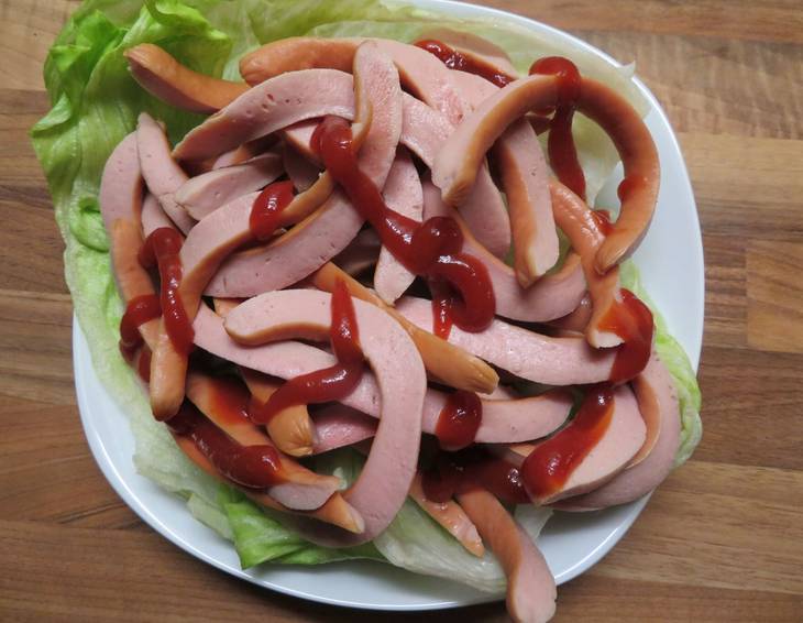 Blutige Würmer (Frankfurter mit Ketchup) Blutige Würmer (Frankfurter mit Ketchup)