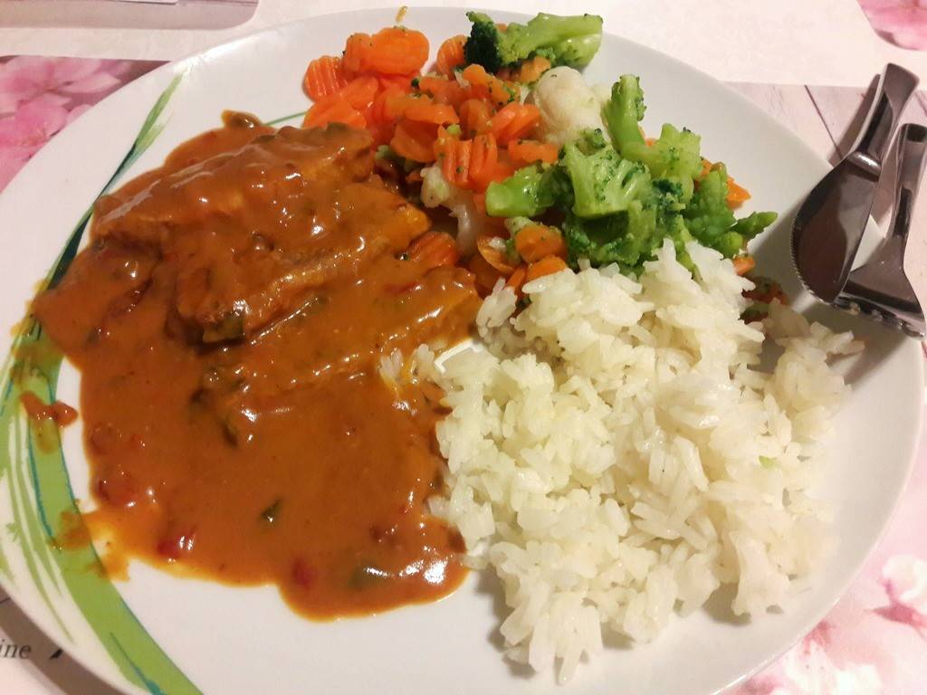 Naturschnitzel mit Pfefferrahmsauce und Gemüse