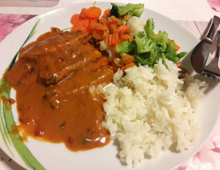 Naturschnitzel mit Pfefferrahmsauce und Gemüse Naturschnitzel mit Pfefferrahmsauce und Gemüse
