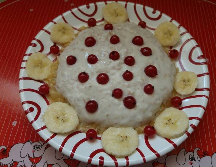 Frühstücksjoghurt mit Banane und Ribisel Frühstücksjoghurt mit Banane und Ribisel