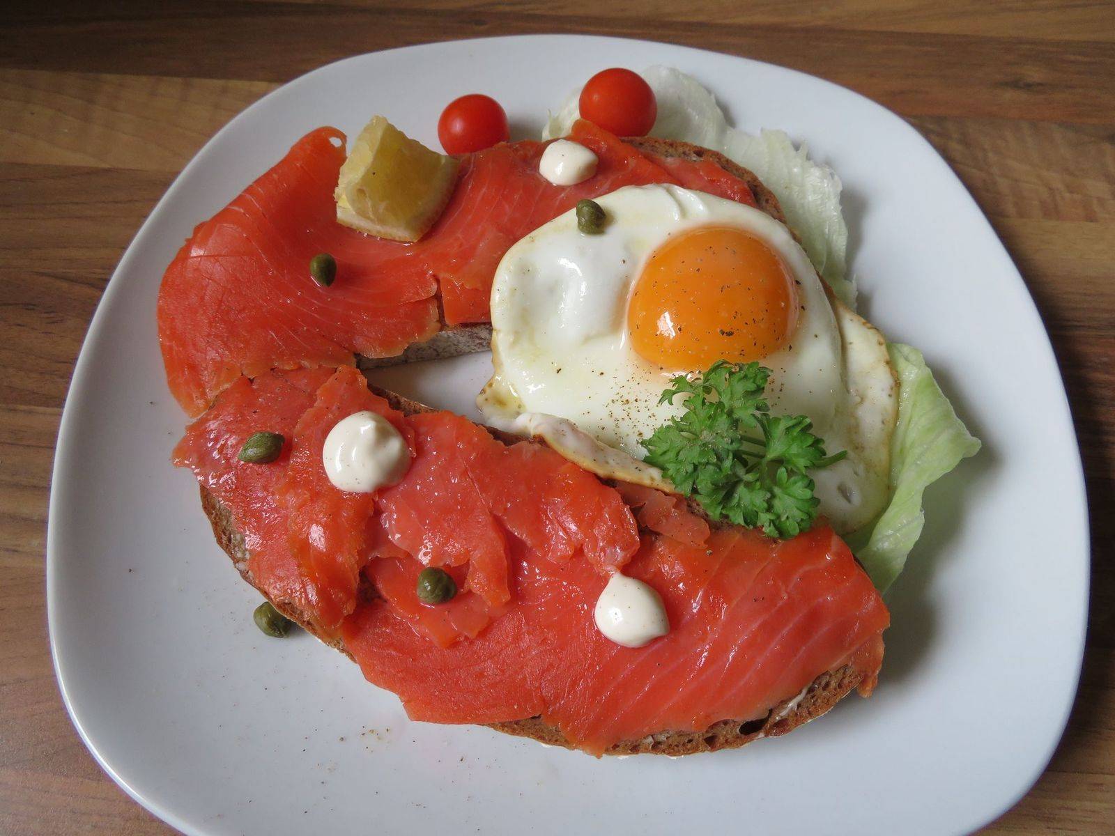 Wildlachsbrote mit Spiegelei