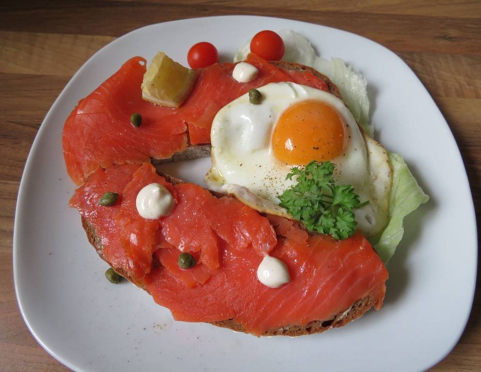 Wildlachsbrote mit Spiegelei Wildlachsbrote mit Spiegelei