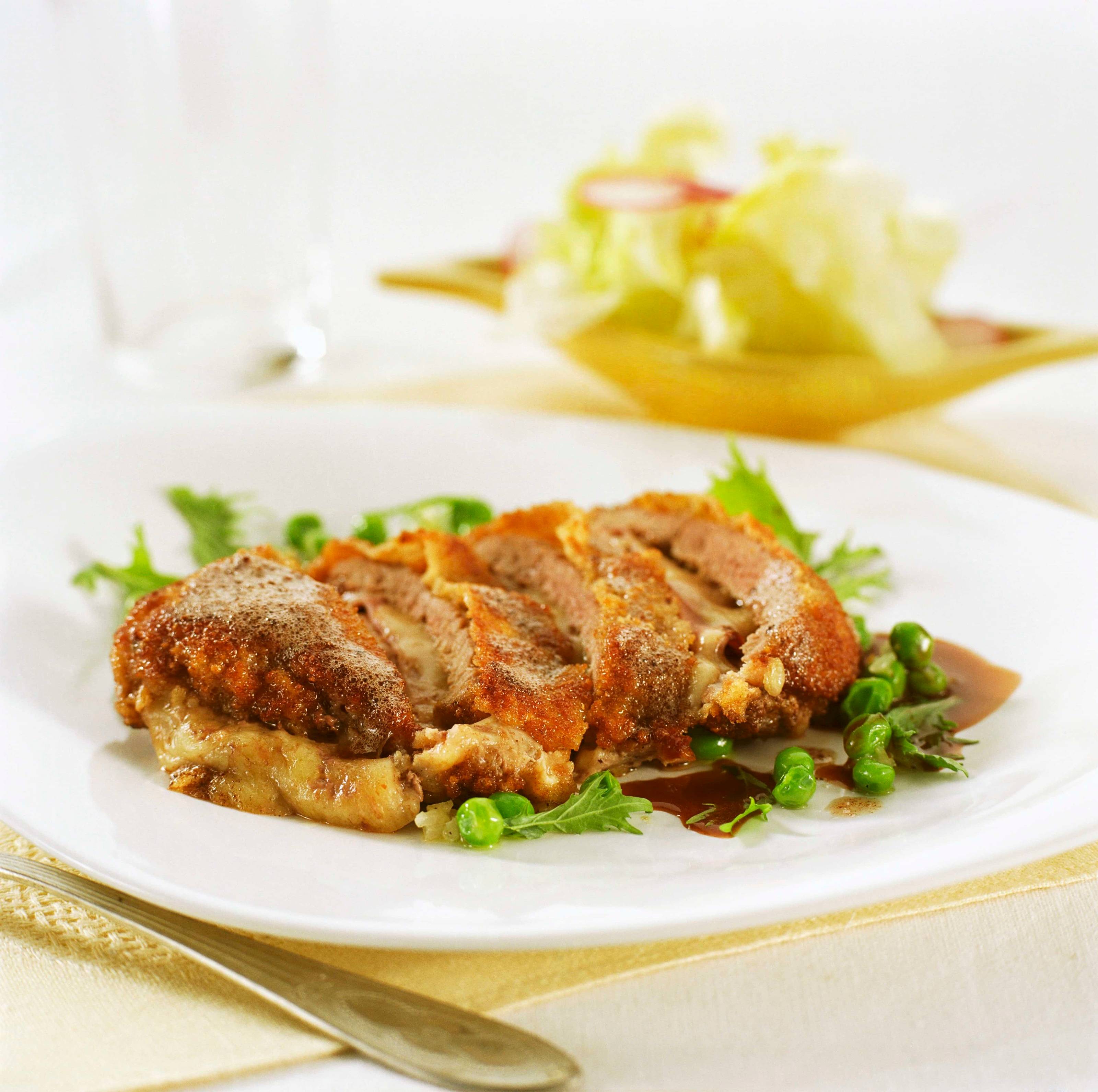 Elch Cordon Bleu mit Erbsen und Friséesalat Rezept