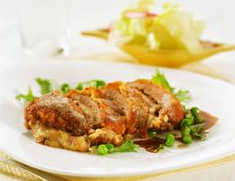 Elch Cordon Bleu mit Erbsen und Friséesalat Elch Cordon Bleu mit Erbsen und Friséesalat