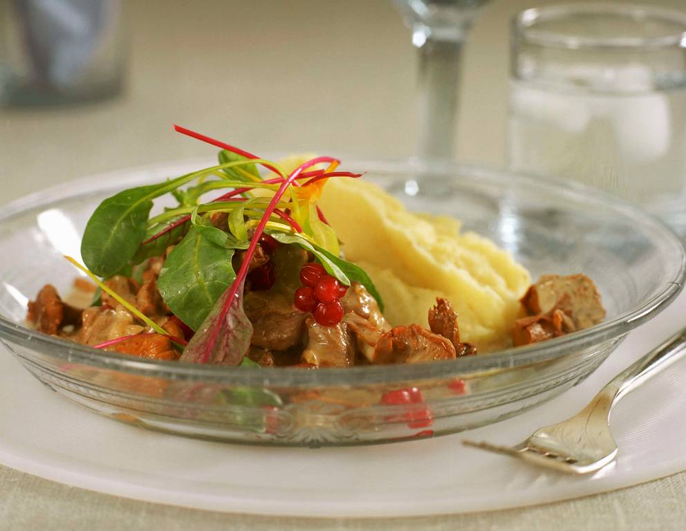 Elchgeschnetzeltes mit Eierschwammerl und Erdäpfelpüree Elchgeschnetzeltes mit Eierschwammerl und Erdäpfelpüree