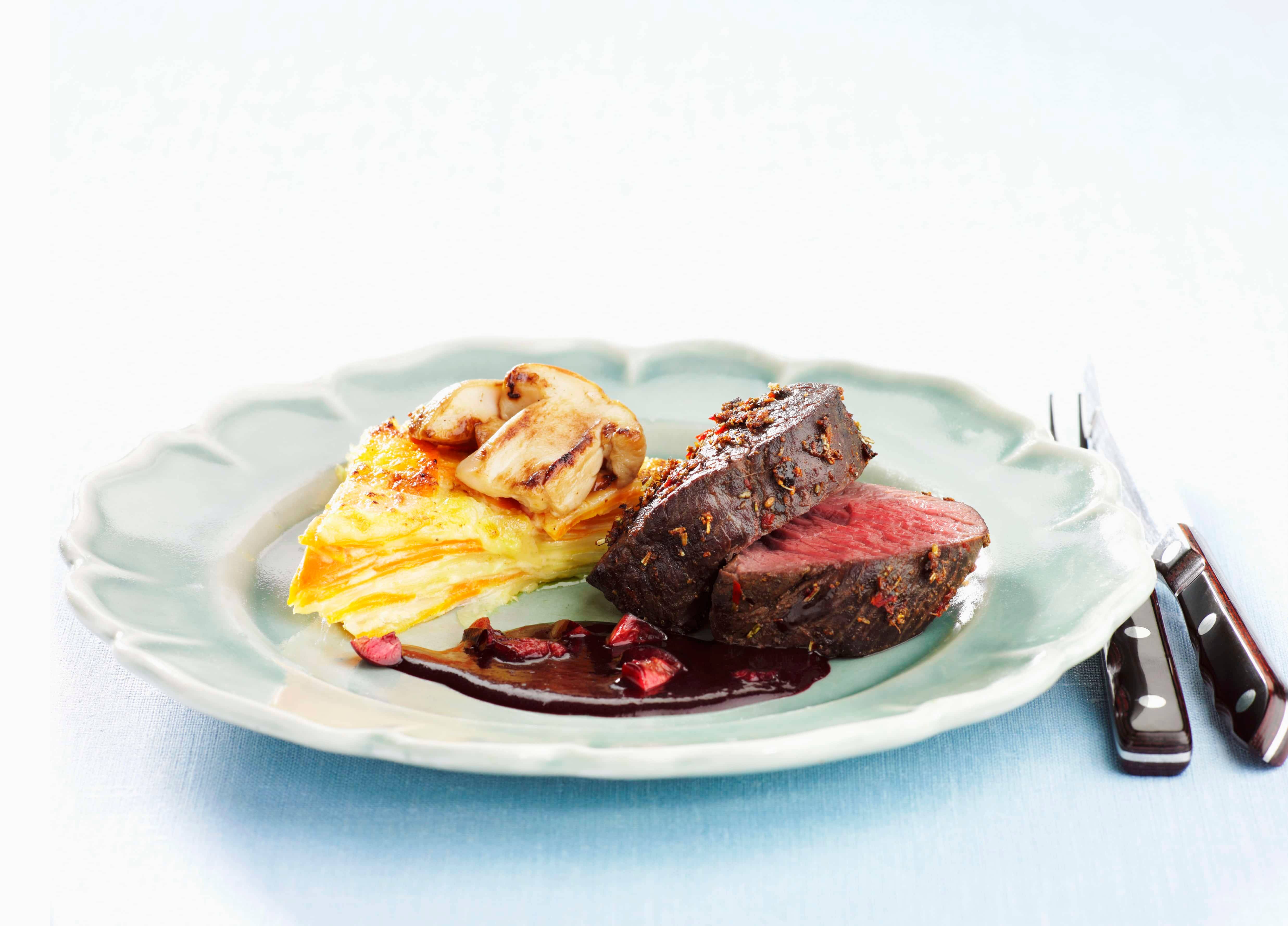 Elchfilet auf Johannisbeerjus mit Erdäpfelgratin Rezept