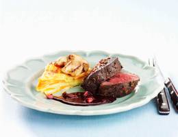 Elchfilet auf Johannisbeerjus mit Erdäpfelgratin Elchfilet auf Johannisbeerjus mit Erdäpfelgratin