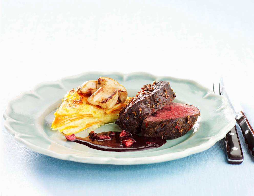 Elchfilet auf Johannisbeerjus mit Erdäpfelgratin Elchfilet auf Johannisbeerjus mit Erdäpfelgratin