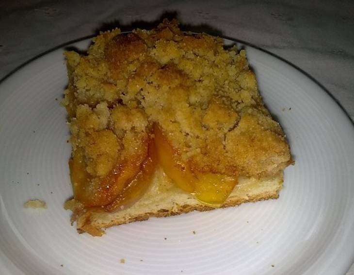 Blechkuchen mit gelben Pflaumen und Streusel