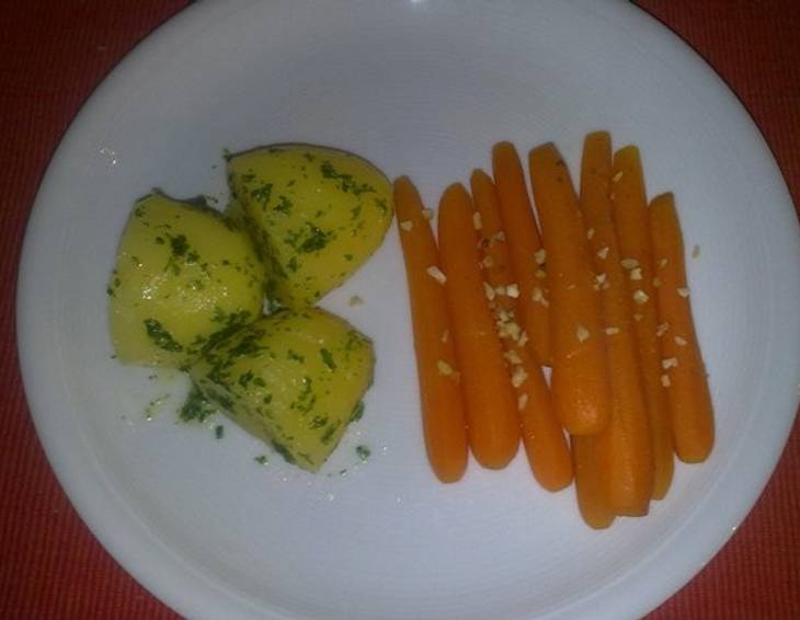 Babykarotten mit Petersilkartoffeln Babykarotten mit Petersilkartoffeln
