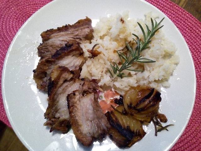 Knuspriger Schweinsbraten mit Rosmarinreis