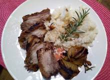 Knuspriger Schweinsbraten mit Rosmarinreis Knuspriger Schweinsbraten mit Rosmarinreis