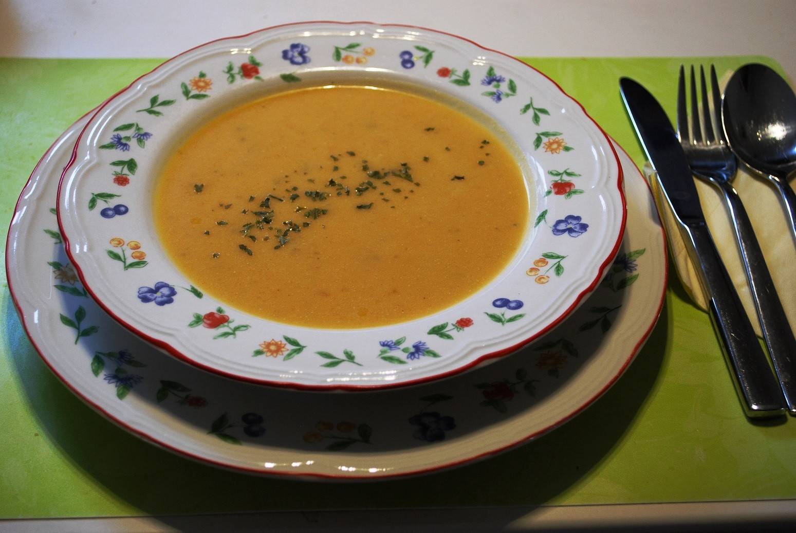 Kürbiscremesuppe mit Kardamom Rezept - ichkoche.de Kürbiscremesuppe mit Kardamom Rezept - ichkoche.de