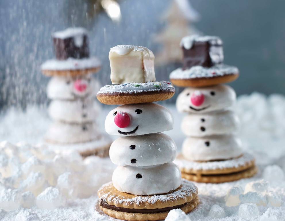Schneemänner aus Pfeffernüssen, Keksen und Dominosteinen Schneemänner aus Pfeffernüssen, Keksen und Dominosteinen