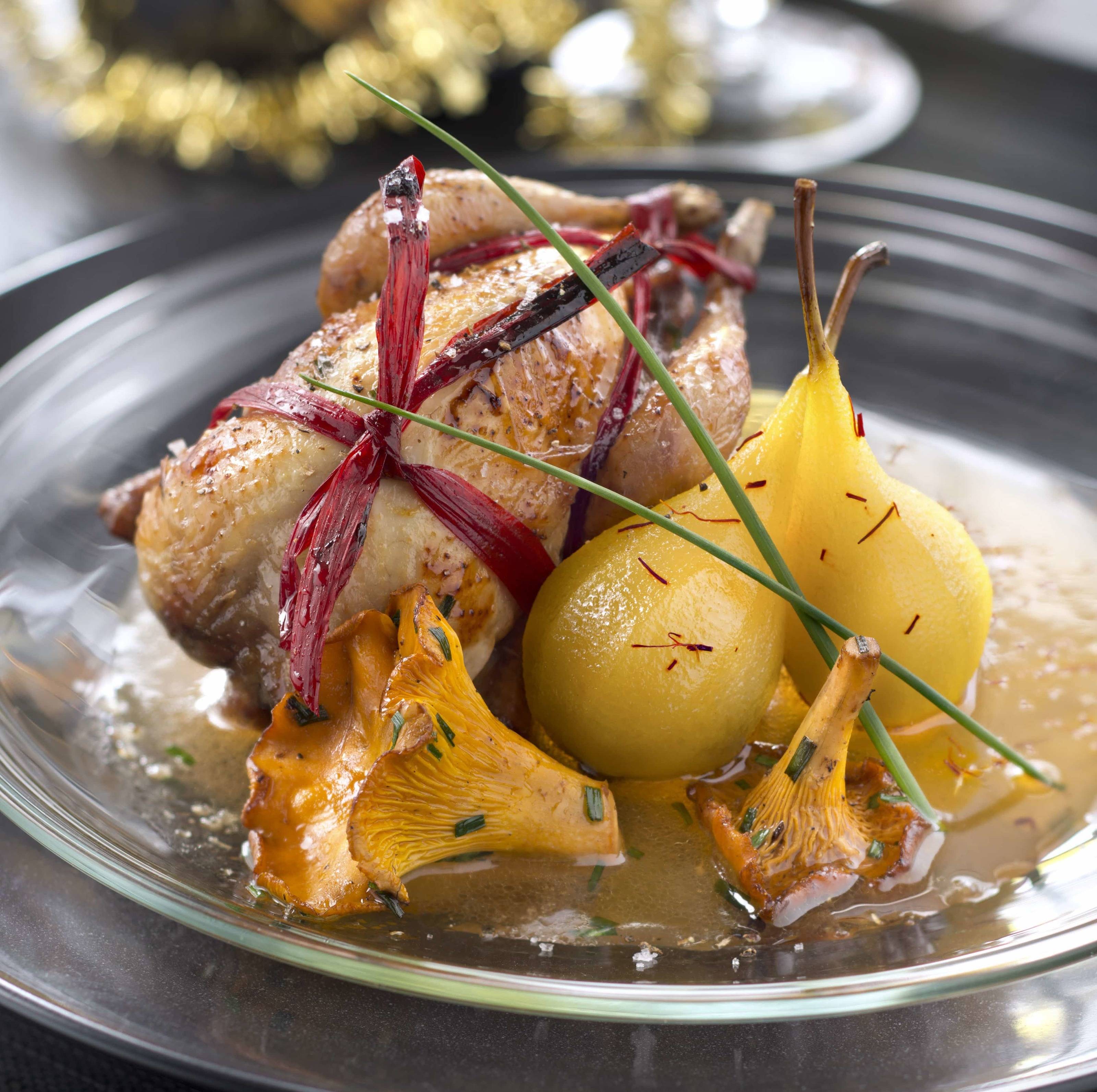 Gebratene Wachteln mit Eierschwammerl, Safranbirnen und Honigsauce ... Gebratene Wachteln mit Eierschwammerl, Safranbirnen und Honigsauce ...