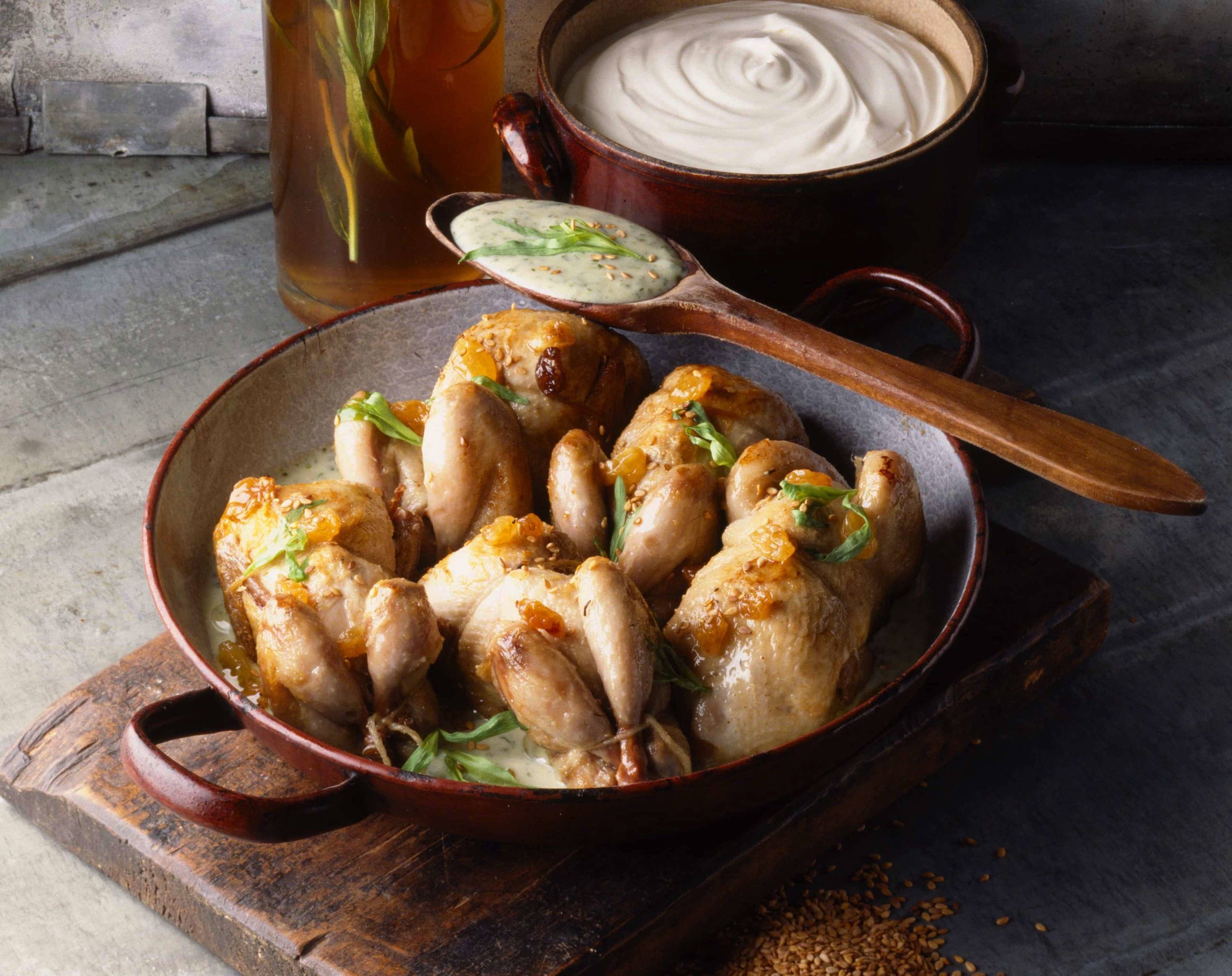 Wachteln mit Sultaninen und Estragon-Creme fraîche Rezept - ichkoche.ch Wachteln mit Sultaninen und Estragon-Creme fraîche Rezept - ichkoche.ch