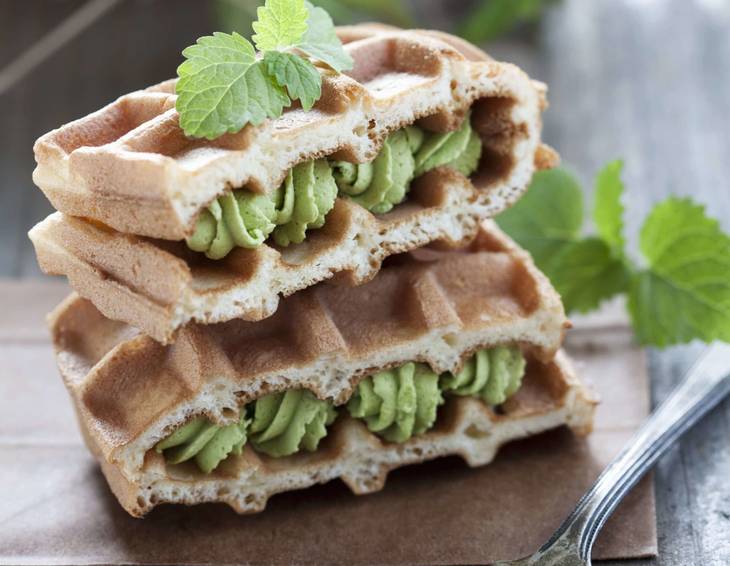 Waffeln gefüllt mit Apfel-Matchacreme Waffeln gefüllt mit Apfel-Matchacreme