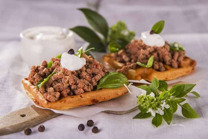 Waffeln mit Wildfaschiertem und Sauerrahm Rezept