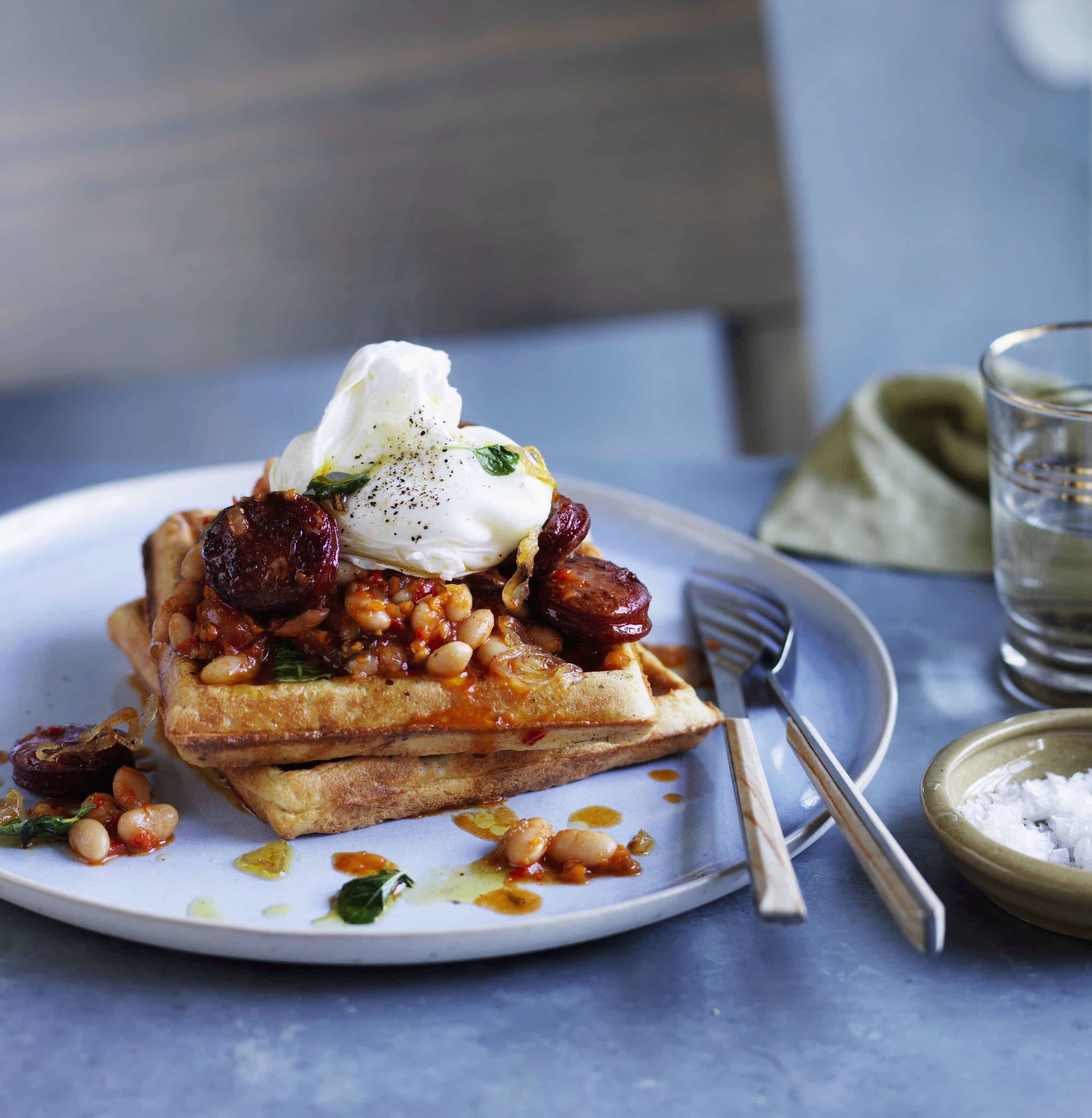 Waffeln mit Baked Beans, Chorizo und Eier Rezept