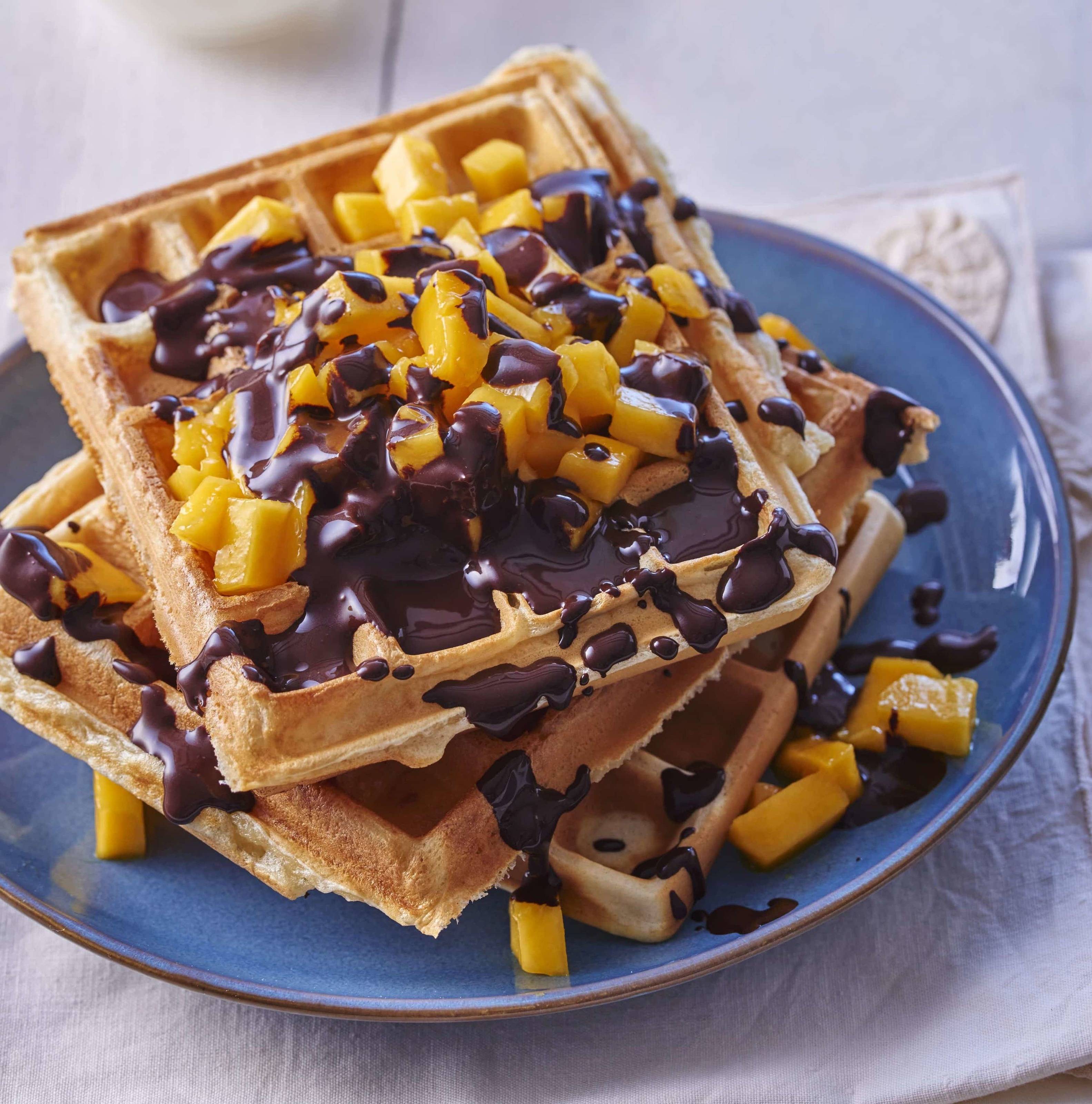 Waffeln mit Schokoladensauce und Mangowürfeln Rezept