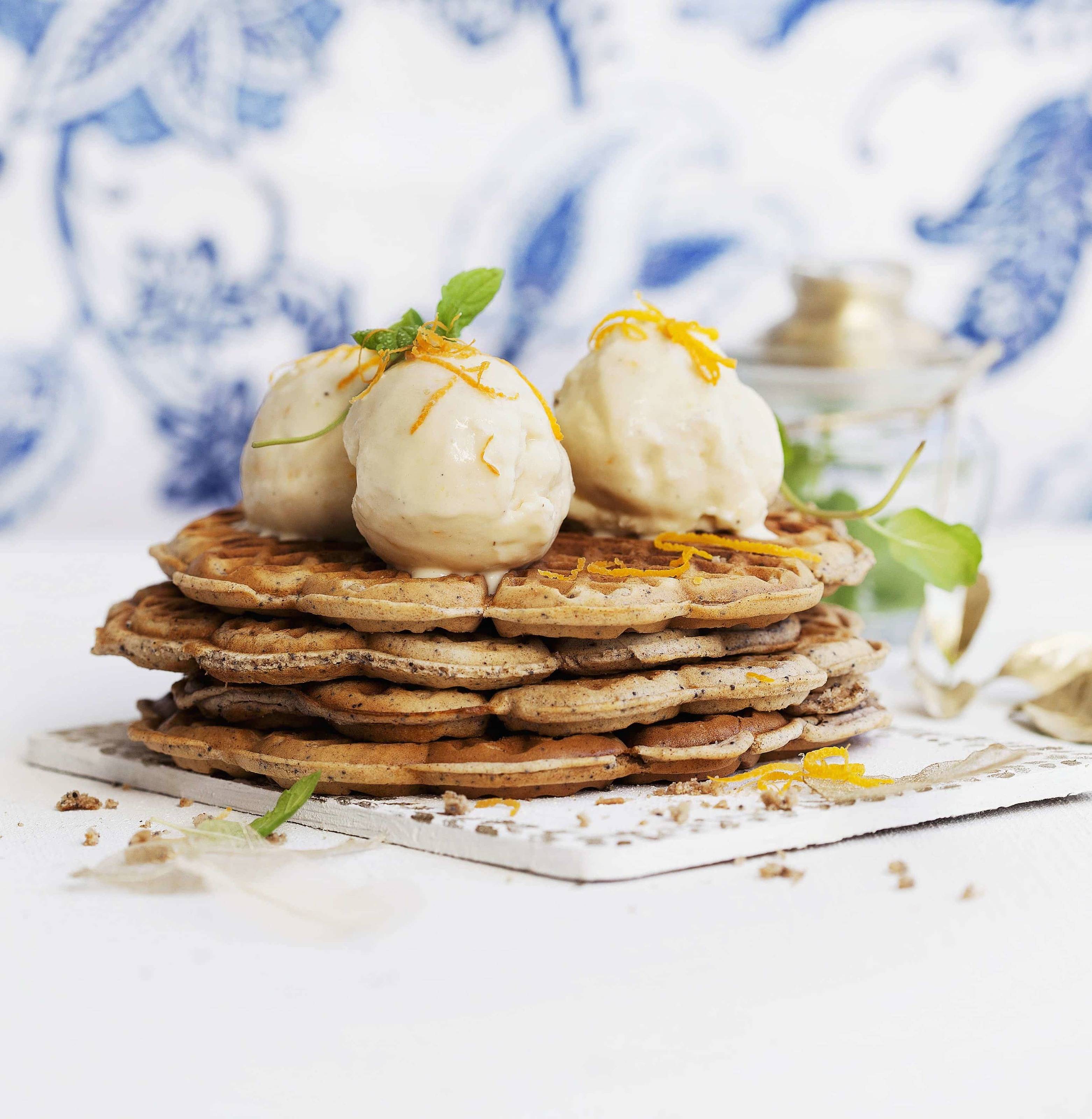 Mohn-Zimt-Waffeln mit Clementinen-Ingwer-Schokoladeneis Rezept
