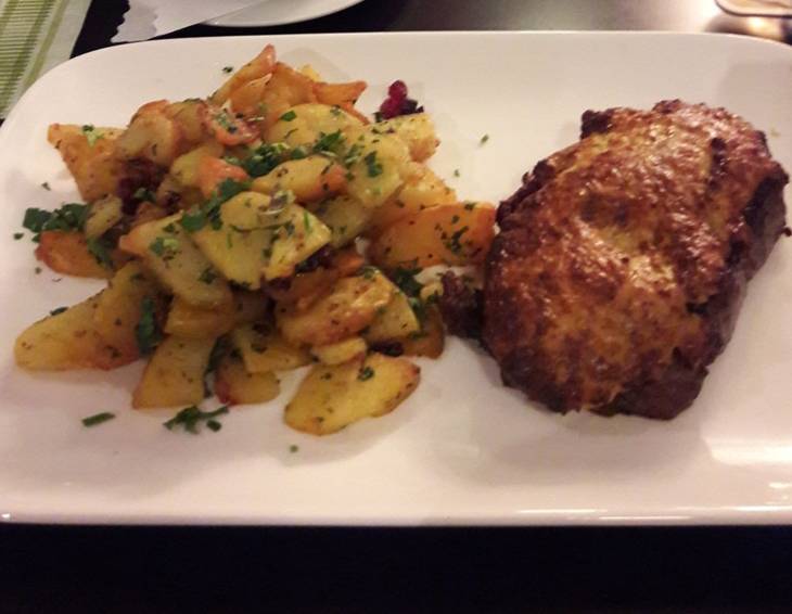 Rumpsteak mit Zwiebel-Senfkruste und Wurzelgemüse