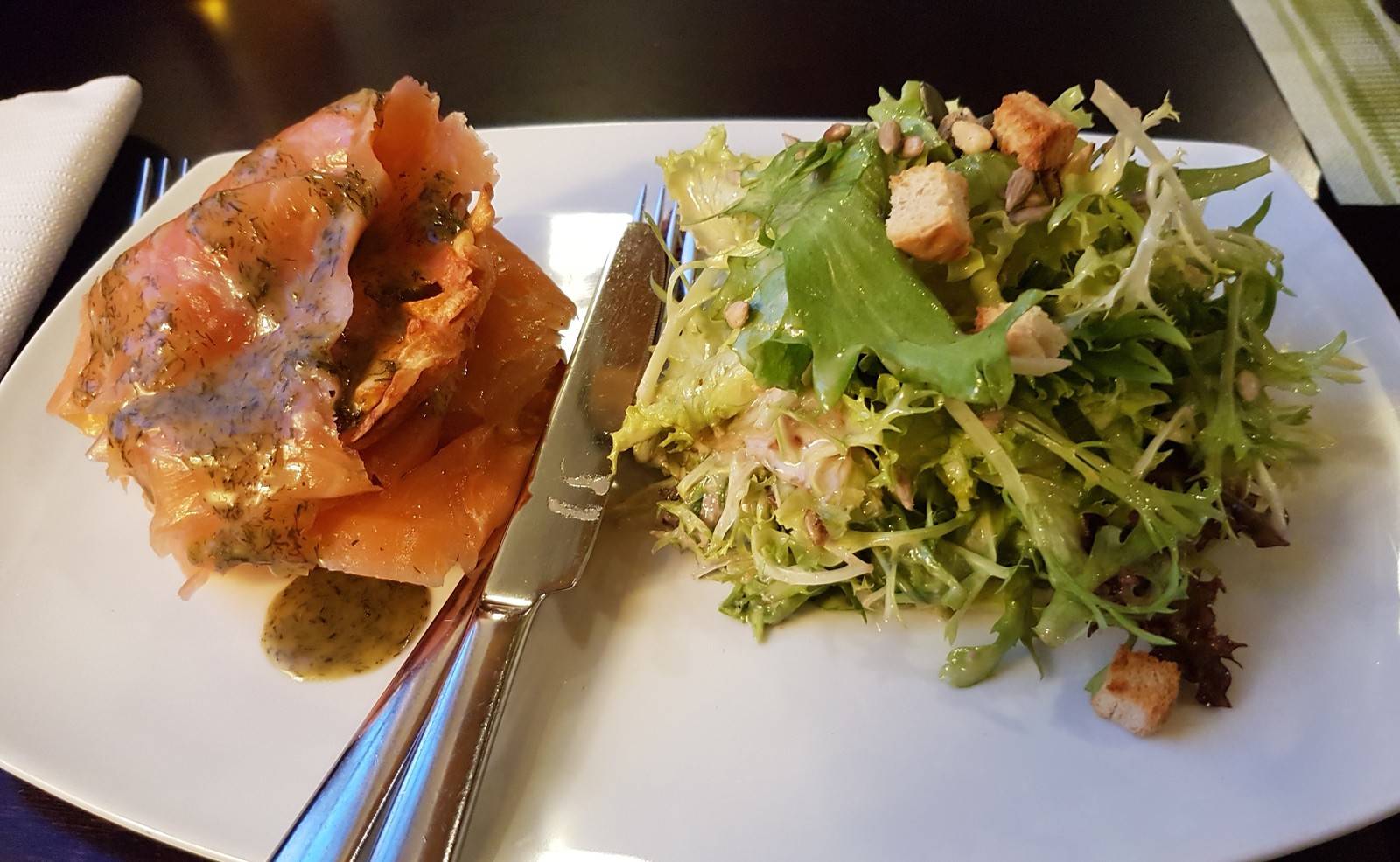 Bunte Salatplatte mit geräuchertem Lachs Rezept - ichkoche.de