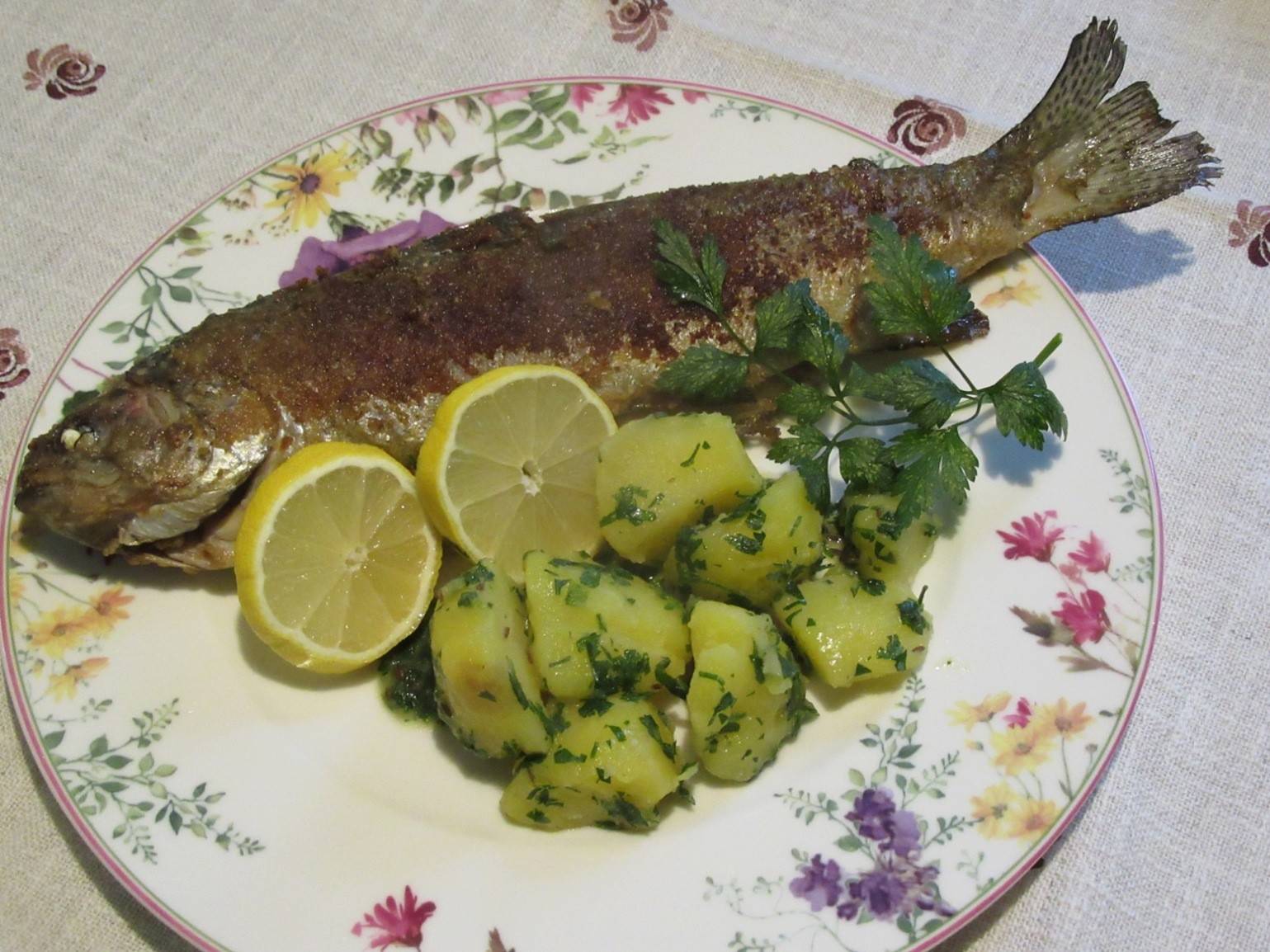 Gebratene Forelle mit gedünsteten Petersilkartoffeln Rezept - ichkoche.de