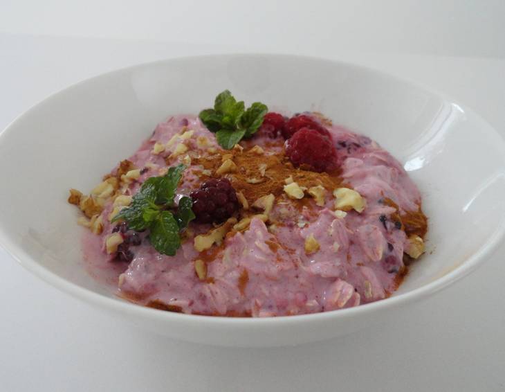 Joghurt-Müsli mit Himbeeren, Pfirsich und Walnüssen