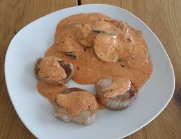 Schweinsmedaillons mit Frischkäse-Sauce Schweinsmedaillons mit Frischkäse-Sauce