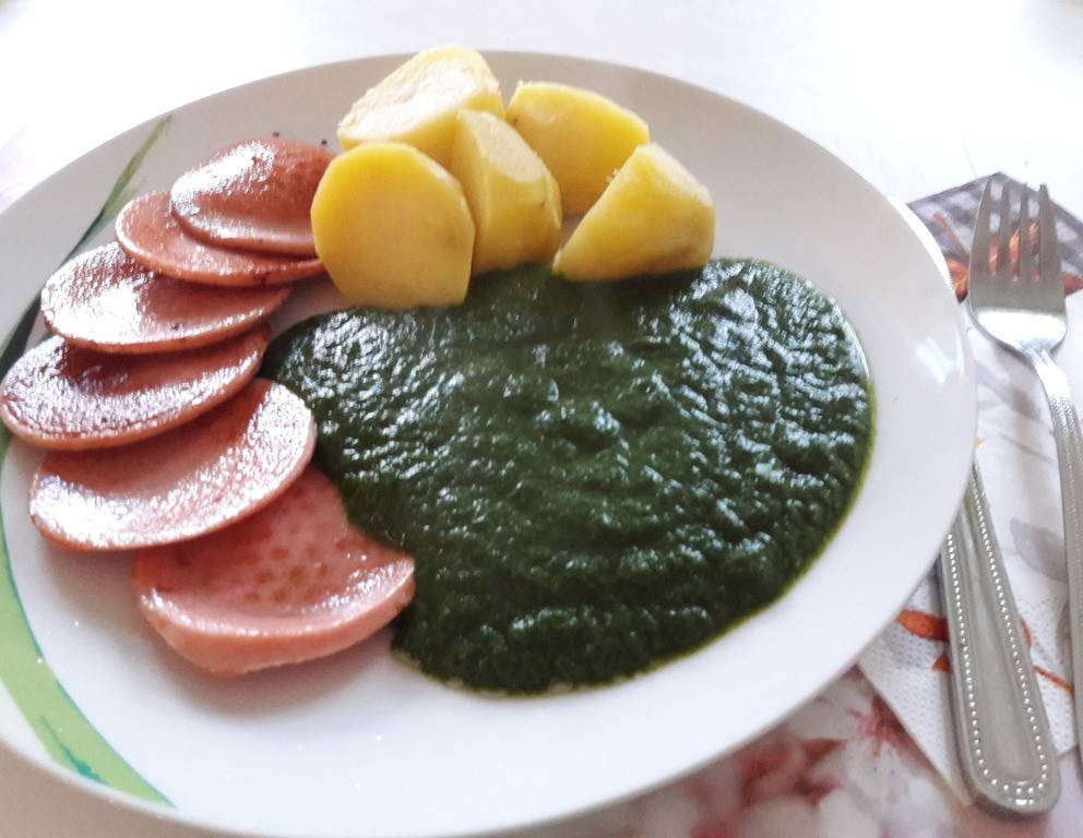 Spinat mit Salzkartoffeln und Knacker Spinat mit Salzkartoffeln und Knacker
