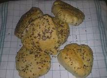 Dreispitzweckerl mit Leinsaat Dreispitzweckerl mit Leinsaat