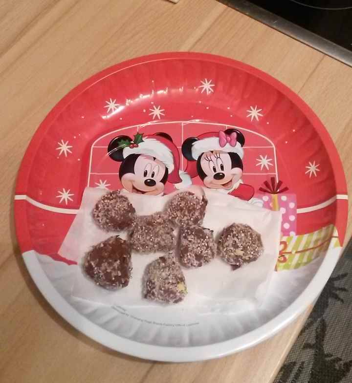 Weihnachtliche Mandel-Schoko-Kugeln