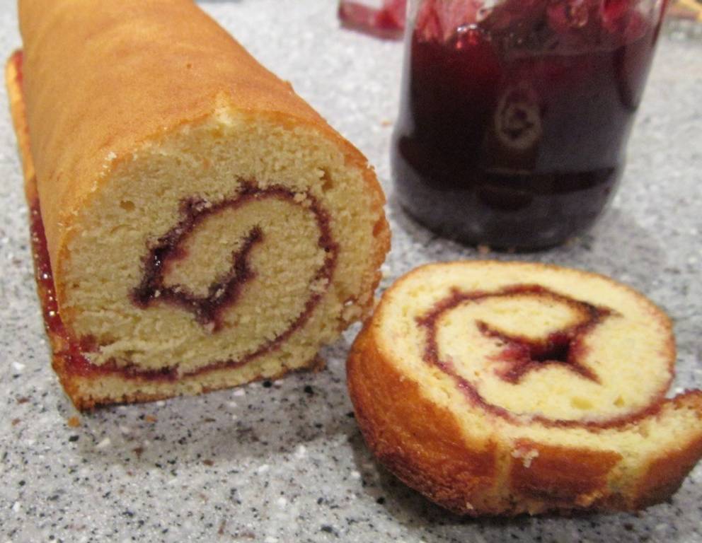Biskuitroulade mit Marmeladefüllung Biskuitroulade mit Marmeladefüllung