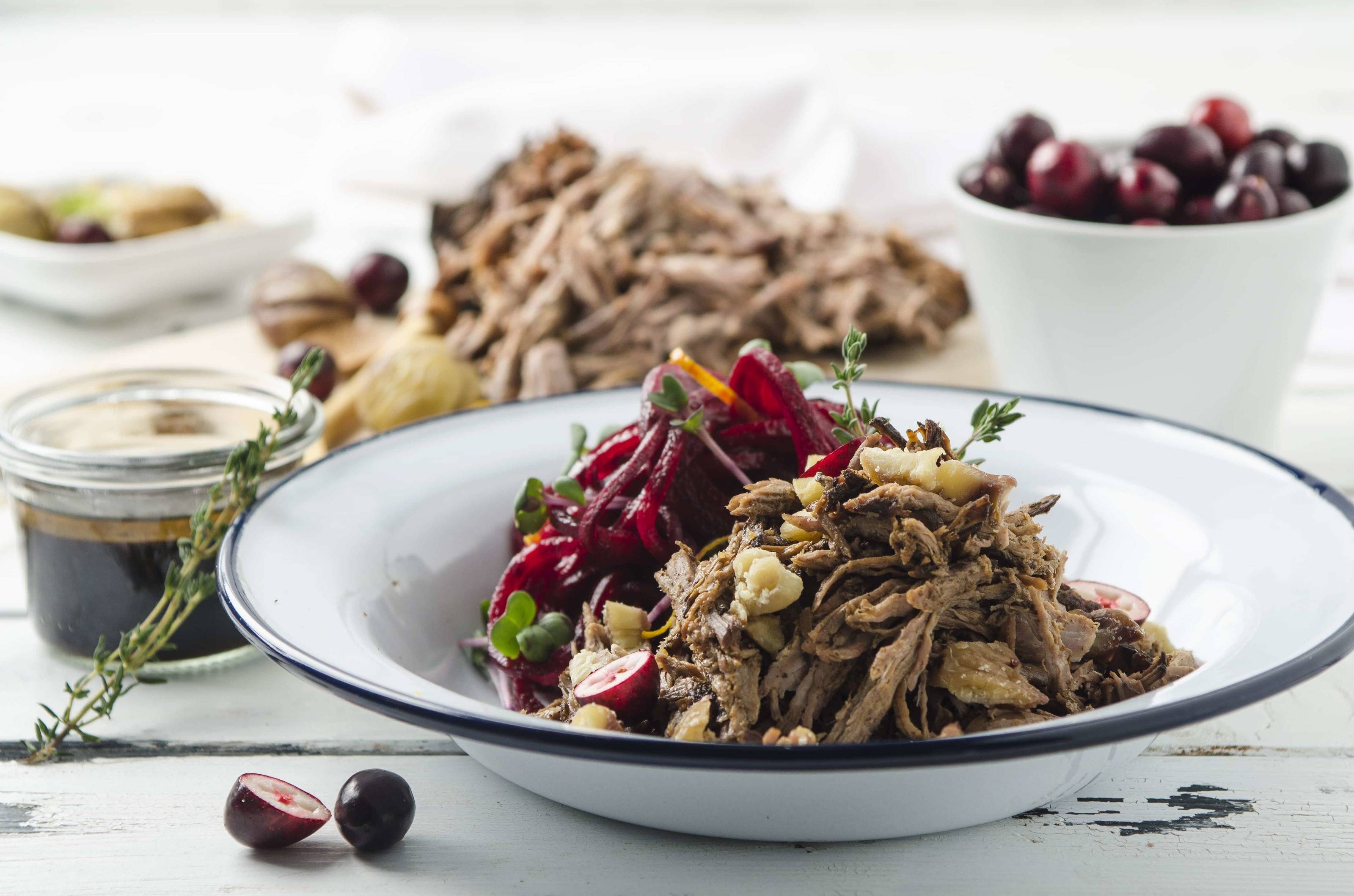 Pulled Duck mit Maronicrumble und Rote Rüben-Spiralen