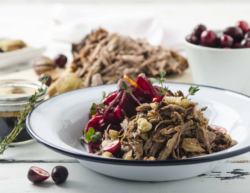 Pulled Duck mit Maronicrumble und Rote Rüben-Spiralen Pulled Duck mit Maronicrumble und Rote Rüben-Spiralen