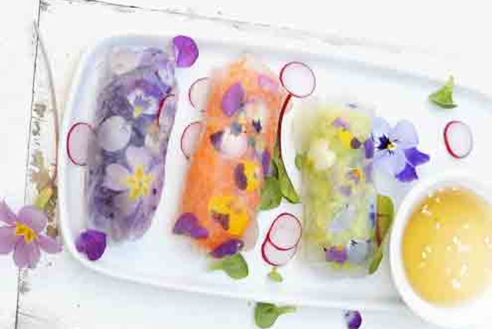 Rohe Frühlingsrollen mit Gemüse und Essblüten Rezept Rohe Frühlingsrollen mit Gemüse und Essblüten Rezept