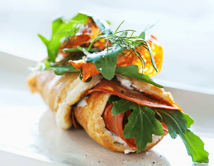 Gerolltes Omelette mit Chorizo und Rucola Gerolltes Omelette mit Chorizo und Rucola