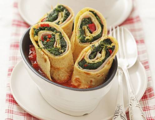 Palatschinkenröllchen mit Spinat-Schinken-Füllung in Tomatensauce Rezept