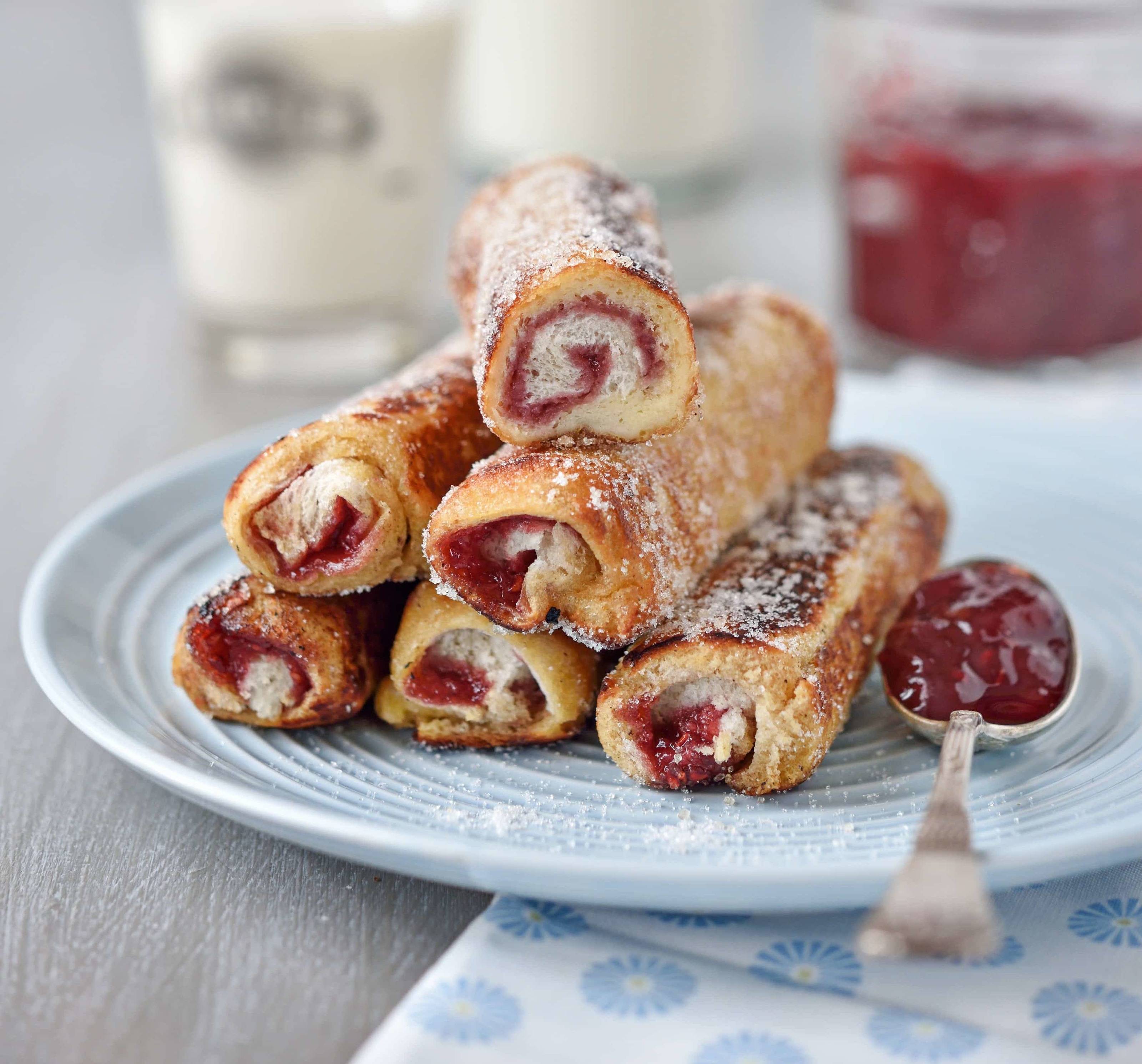 Arme-Ritter-Röllchen mit Waldfruchtmarmelade Rezept