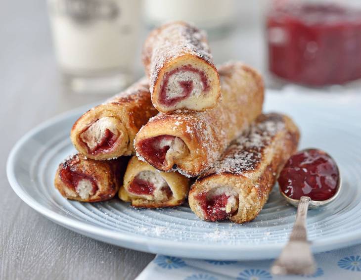 Arme-Ritter-Röllchen mit Waldbeermarmelade Arme-Ritter-Röllchen mit Waldbeermarmelade