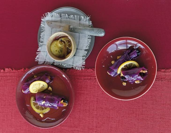 Rotkrautröllchen mit Dörrzwetschken, Marzipan, Walnüssen und Zitronen Rotkrautröllchen mit Dörrzwetschken, Marzipan, Walnüssen und Zitronen