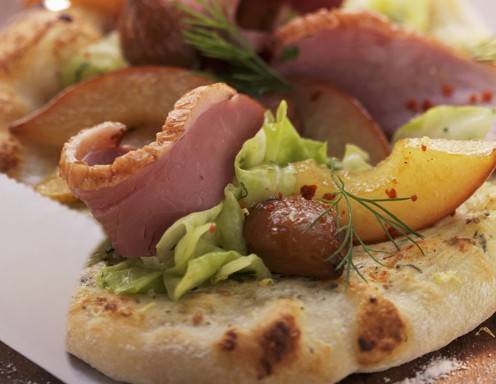 Flammbrot mit Gänsebrust, Maroni, Weißkraut und Birnenscheiben Rezept