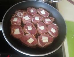 Schweinsmedaillons mit Schafkäsefüllung im Speckmantel Schweinsmedaillons mit Schafkäsefüllung im Speckmantel