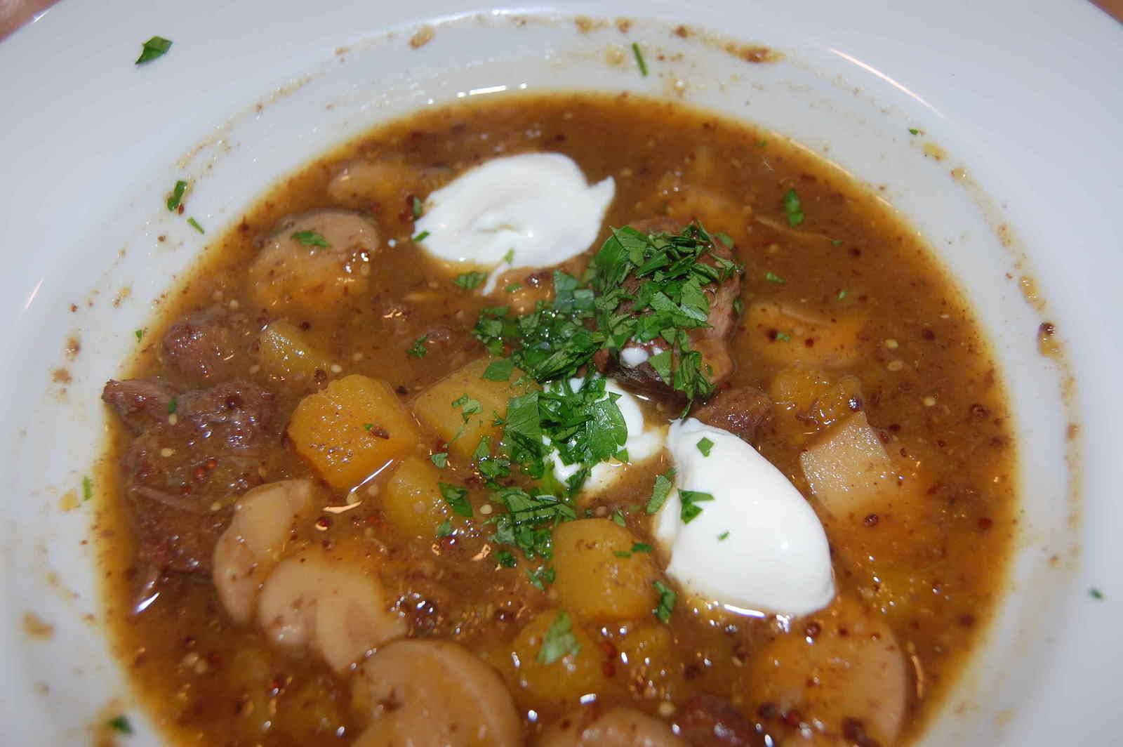 Rotweingulasch mit Kürbis und Pilzen Rezept - ichkoche.de Rotweingulasch mit Kürbis und Pilzen Rezept - ichkoche.de